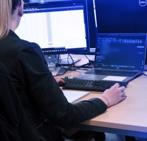 Femme devant ordinateur