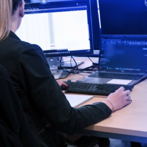 Femme devant ordinateur