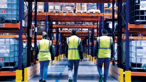 Personnes dans entrepôt